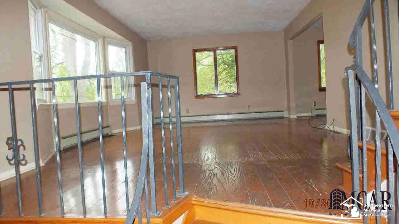 3965 School Road Temperance, MI 48182 - Photo 9 of 22 Living room