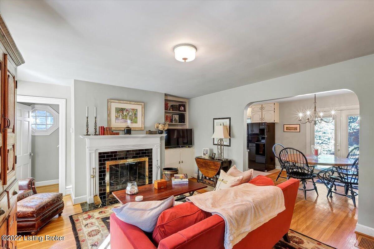 4309 Winchester Road Louisville, KY 40207 - Photo 6 of 39 06-Warm and cozy living room