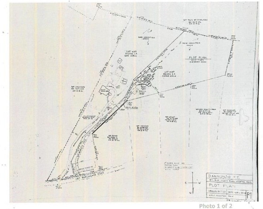 a black and white photo of a building