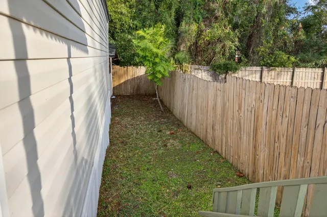 a view of a backyard