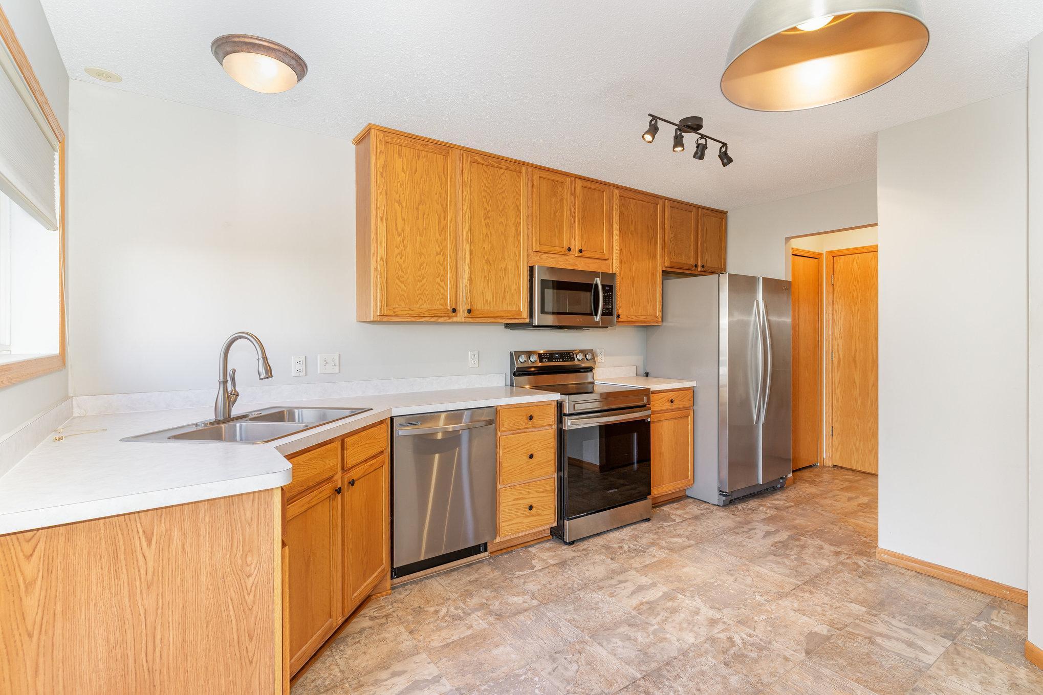 15684 Finewood Court Apple Valley, MN 55124 - Photo 5 of 27