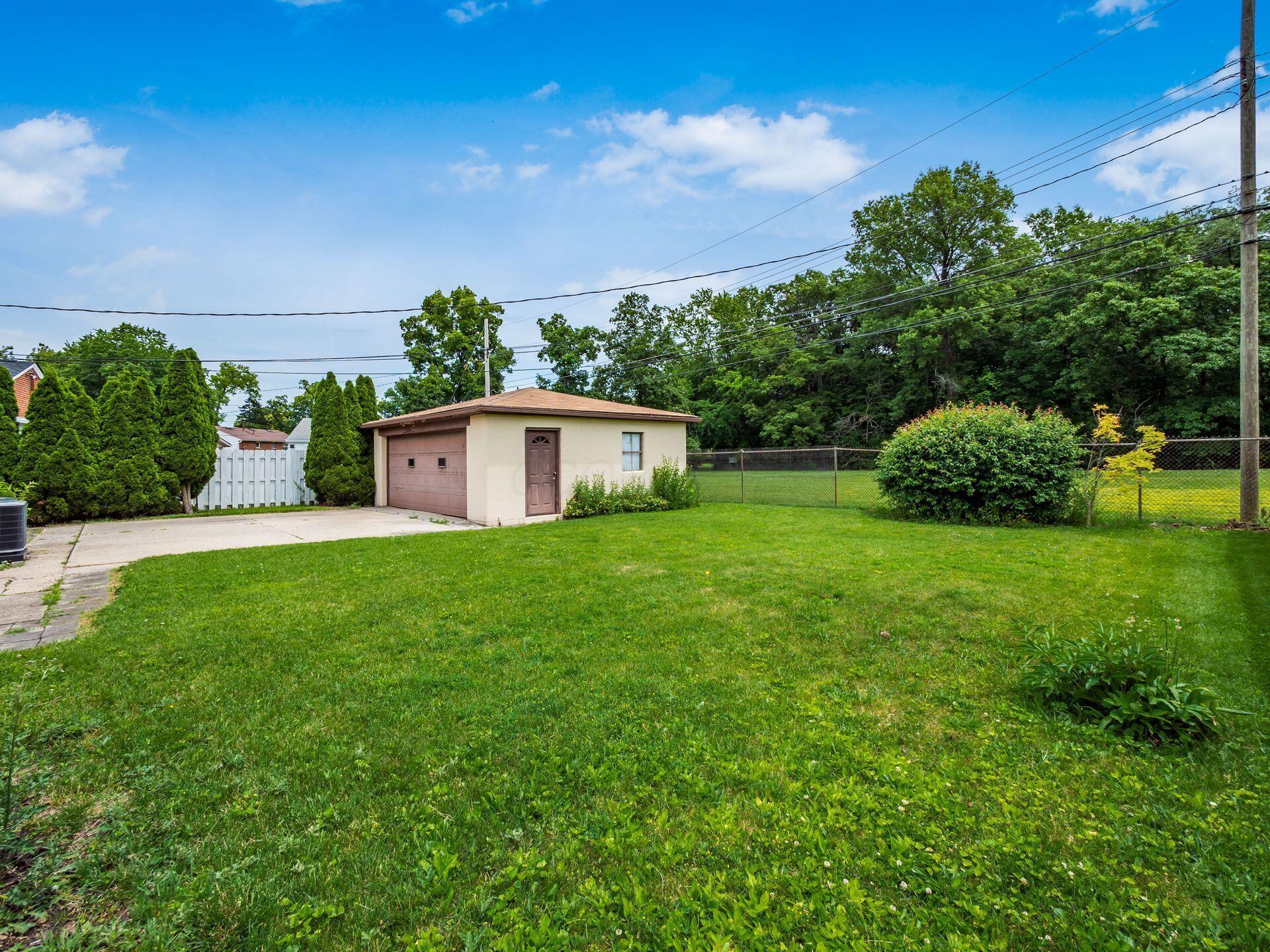 380 Topsfield Road Columbus, OH 43228 - Photo 7 of 42