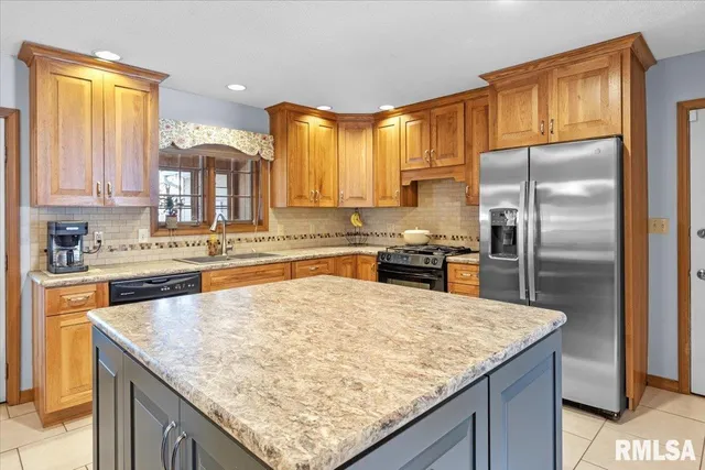 $339,900 | 109 Lippold Street, Farmersville, IL 62533