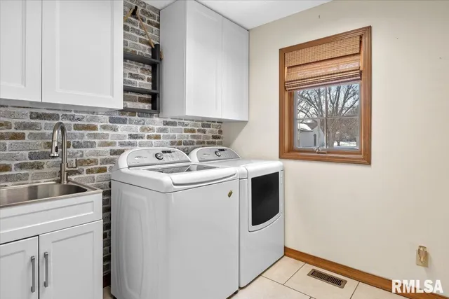 $339,900 | 109 Lippold Street, Farmersville, IL 62533