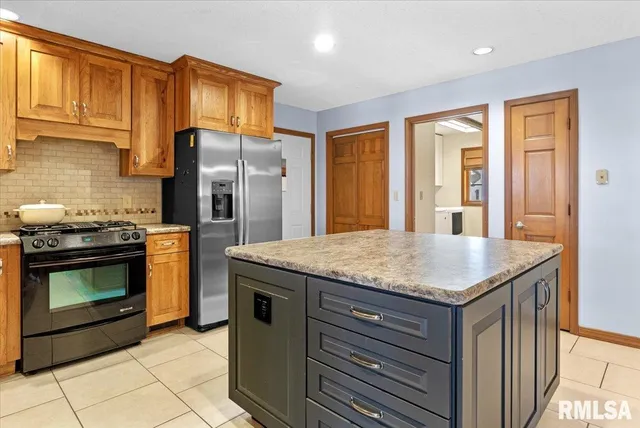 $339,900 | 109 Lippold Street, Farmersville, IL 62533