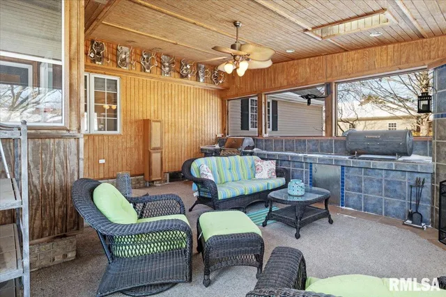 $339,900 | 109 Lippold Street, Farmersville, IL 62533