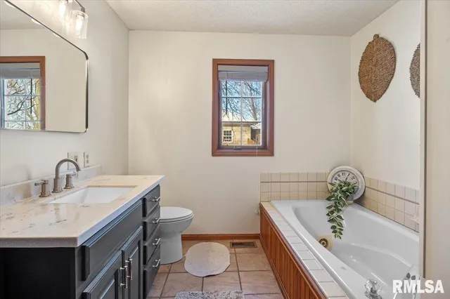 $339,900 | 109 Lippold Street, Farmersville, IL 62533