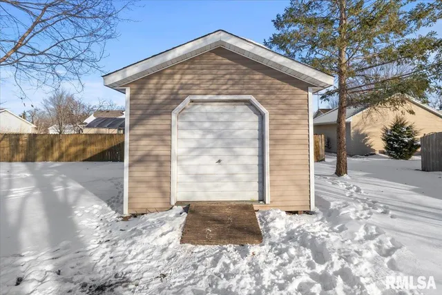 $339,900 | 109 Lippold Street, Farmersville, IL 62533