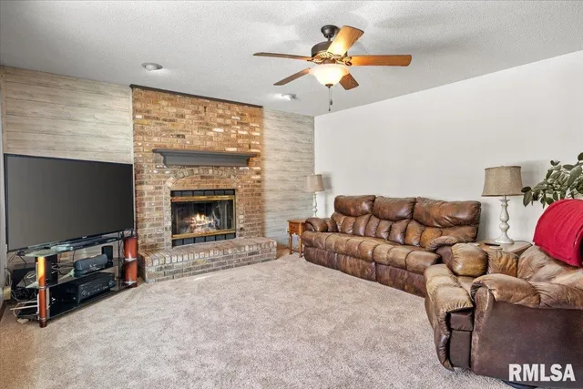 $339,900 | 109 Lippold Street, Farmersville, IL 62533