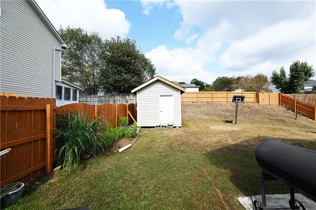 a view of a backyard