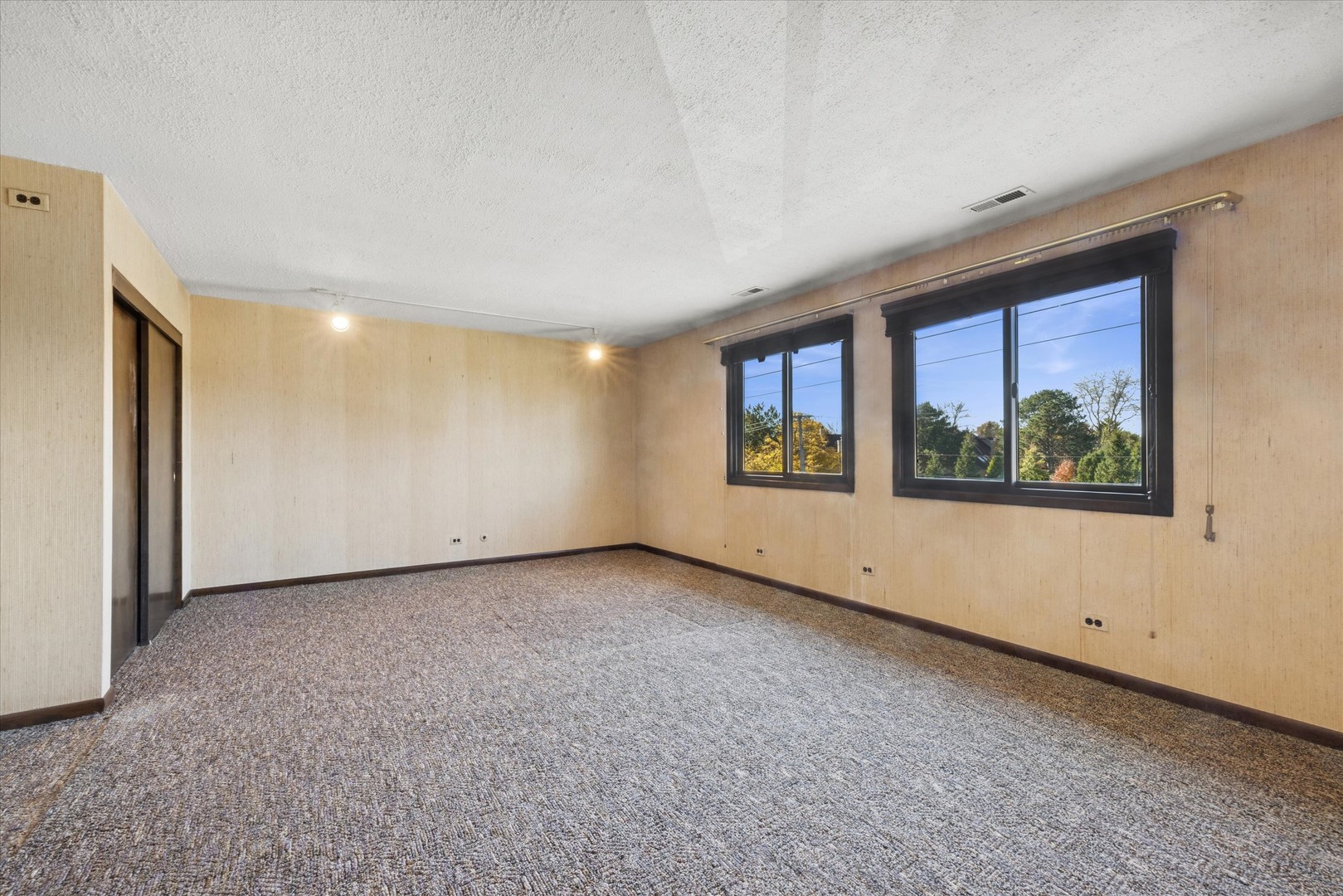 7990 Garfield Avenue, Unit 14-3 Burr Ridge, IL 60527 - Photo 10 of 16 a view of an empty room with a window