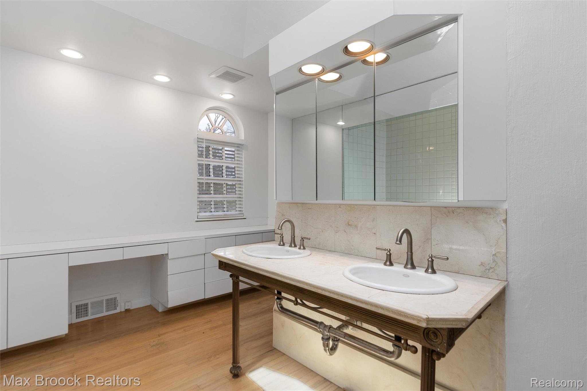 3797 South Darlington Road Bloomfield Hills, MI 48301 - Photo 32 of 63 Primary bath dual vanity