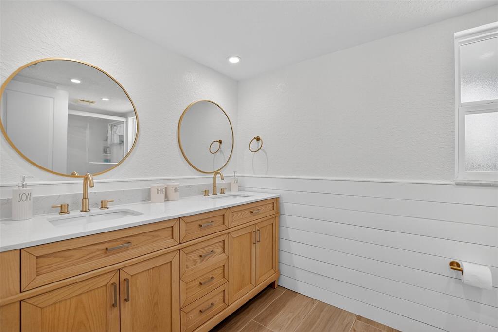 6337 Cocoa Lane Apollo Beach, FL 33572 - Photo 19 of 39 a bathroom with 2 sink and a mirror