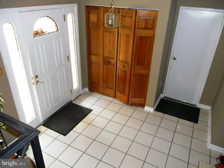 628 West Rolling Road Springfield, PA 19064 - Photo 5 of 17 Foyer