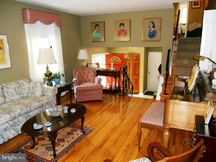 628 West Rolling Road Springfield, PA 19064 - Photo 6 of 17 Living Room