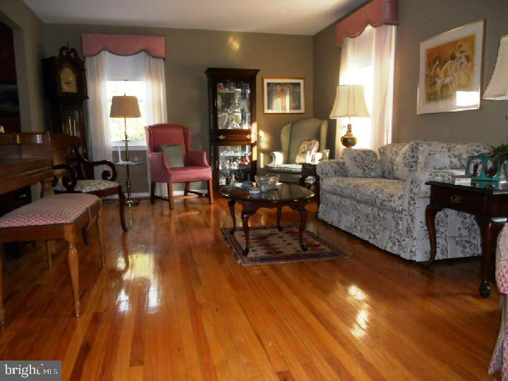 628 West Rolling Road Springfield, PA 19064 - Photo 7 of 17 Living Room