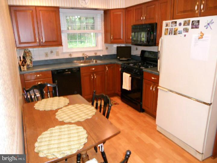 628 West Rolling Road Springfield, PA 19064 - Photo 10 of 17 Kitchen