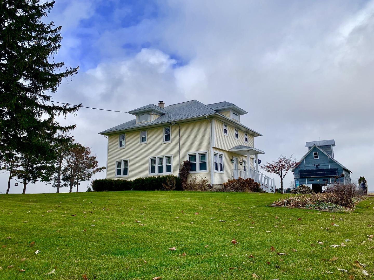 18140 West Breen Road Elwood, IL 60421 - Photo 4 of 53 a front view of a house with garden