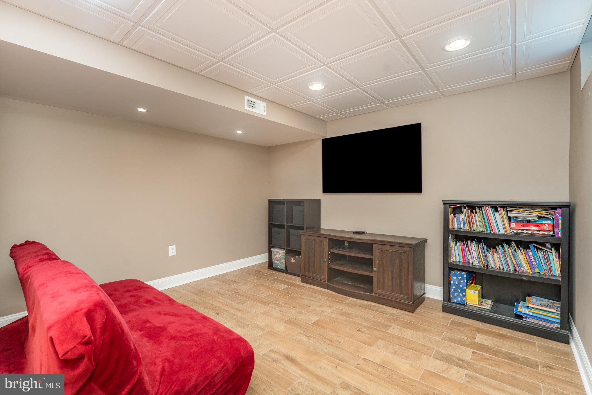 6139 Schooner Circle King George, VA 22485 - Photo 22 of 29 a living room with furniture and a flat screen tv