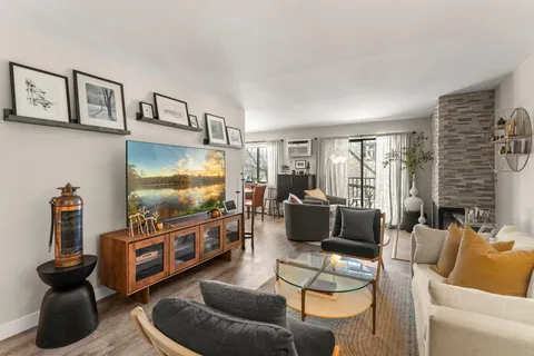 $215,000 | 1400 Dakota Avenue South, Unit 210, St. Louis Park, MN 55416