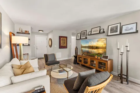 $215,000 | 1400 Dakota Avenue South, Unit 210, St. Louis Park, MN 55416