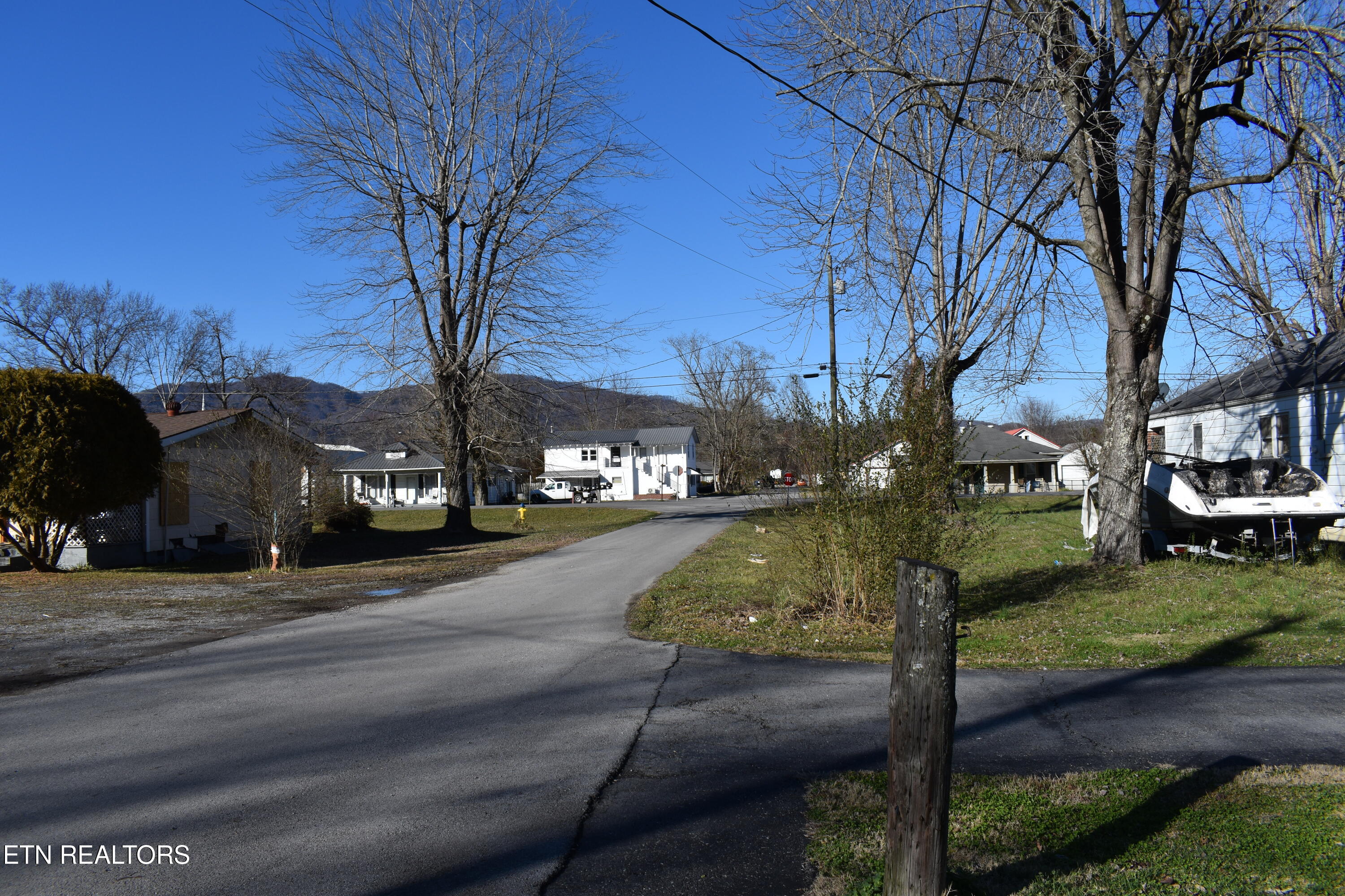 405 South 37th Street Middlesboro, KY 40965 - Photo 3 of 17 DSC_0003
