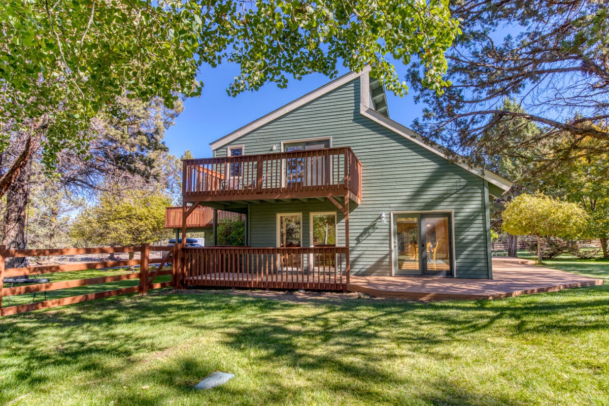 63330 Old Deschutes Road Bend, OR 97701 - Photo 13 of 34 Multi level decks