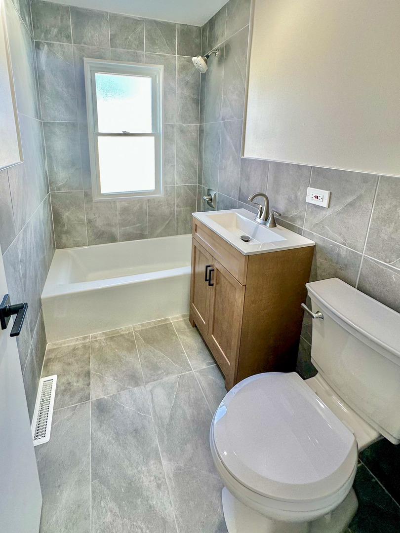 8150 West Winnemac Avenue Norridge, IL 60706 - Photo 12 of 14 a bathroom with a sink a toilet and a bathtub