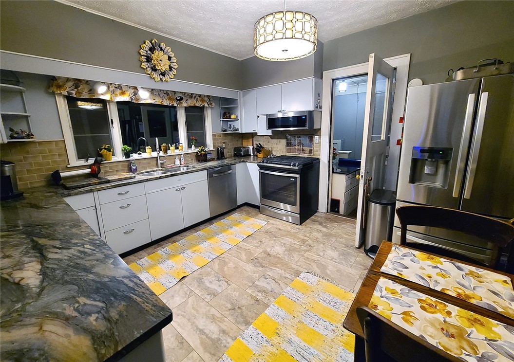 655 Beach Avenue Rochester, NY 14612 - Photo 10 of 41