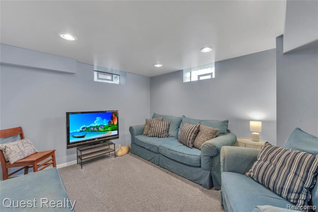 1268 Hampton Road Grosse Pointe Woods, MI 48236 - Photo 30 of 45