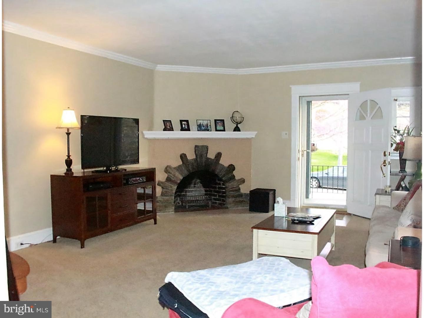 123 School Lane Springfield, PA 19064 - Photo 3 of 19 Living Room