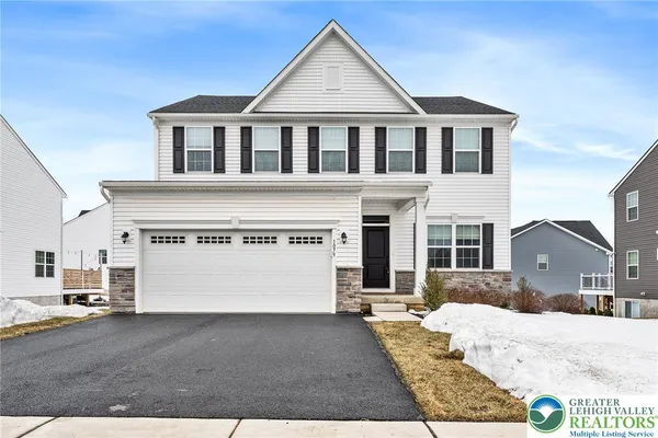 $588,000 | 1079 Woodmont Lane, Catasauqua, PA 18032
