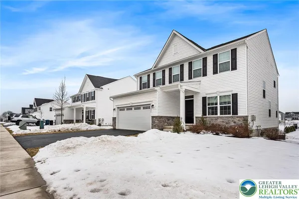 $588,000 | 1079 Woodmont Lane, Catasauqua, PA 18032