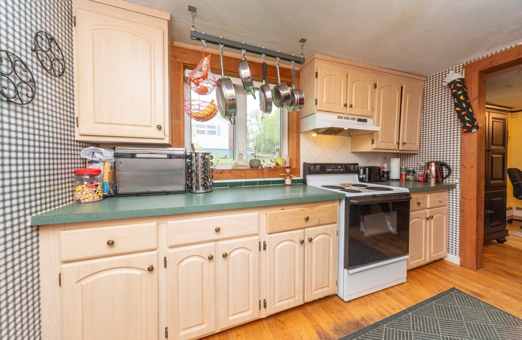 33 Whittier Road Marlborough, MA 01752 - Photo 3 of 19 Gallery Image 3