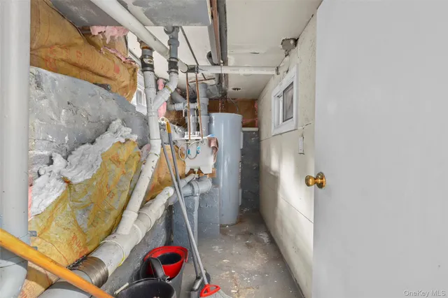 a view of livingroom with furniture