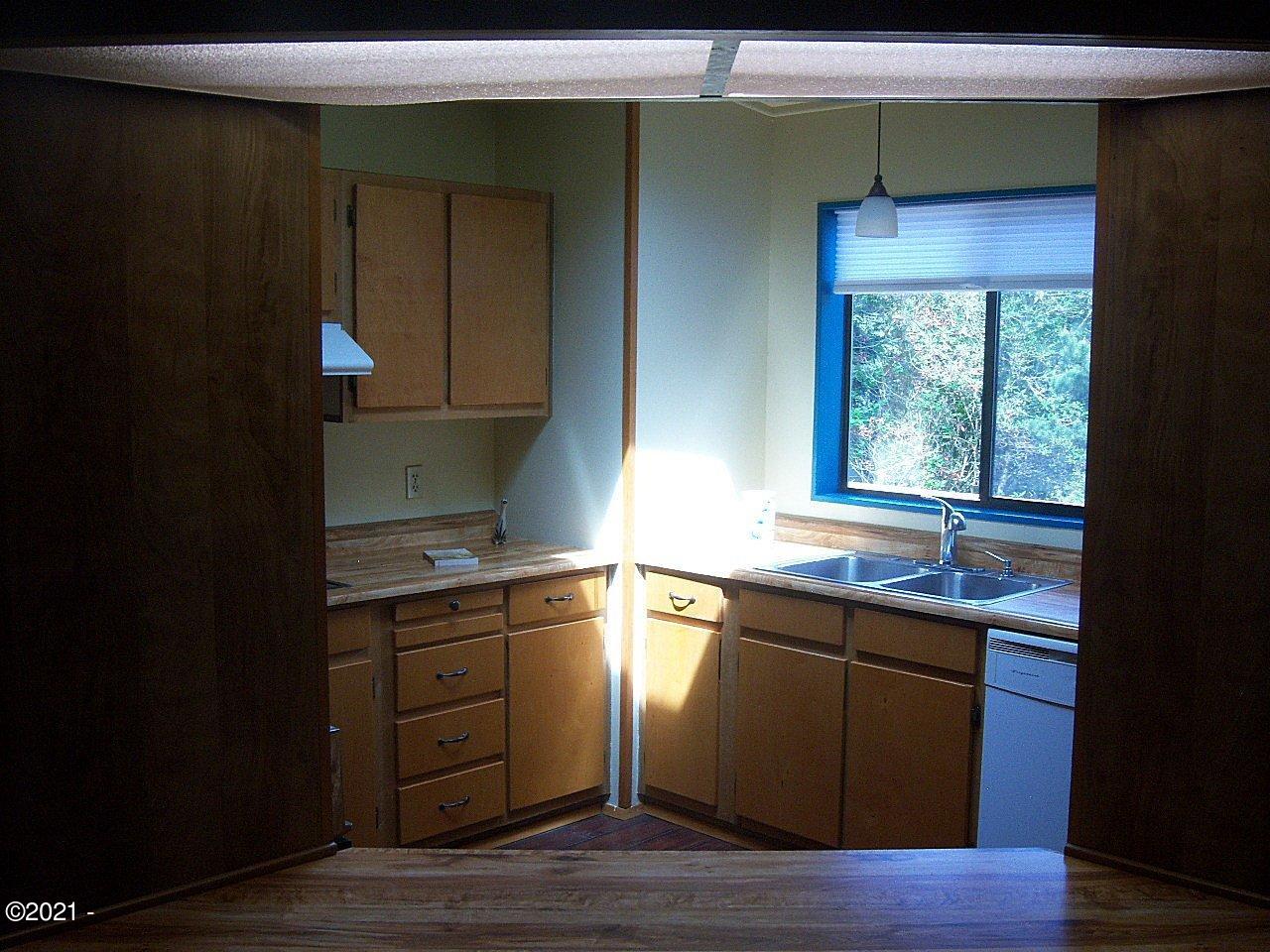 129 Southwest 86th Court Newport, OR 97366 - Photo 5 of 32 100_9176