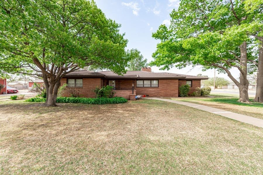 1402 Watts Avenue Ralls, TX 79357 - Photo 3 of 31 front view of a house with a trees