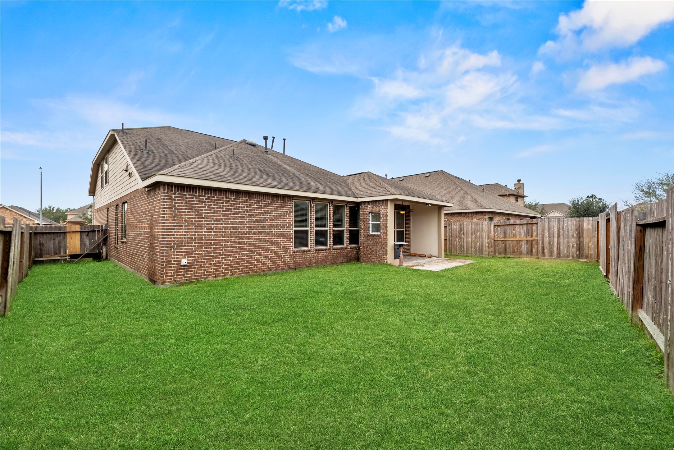 5205 Rainy Garden Court Rosharon, TX 77583 - Photo 35 of 43 a backyard of a house with lots of green space