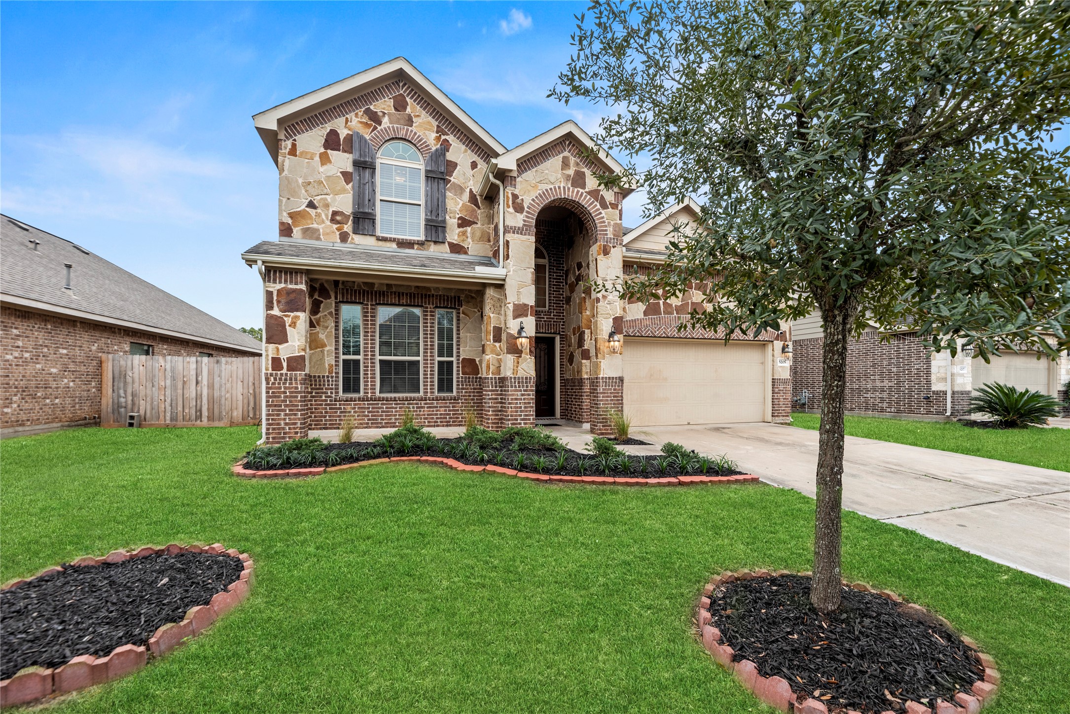 5205 Rainy Garden Court Rosharon, TX 77583 - Photo 37 of 43 a front view of a house with a yard