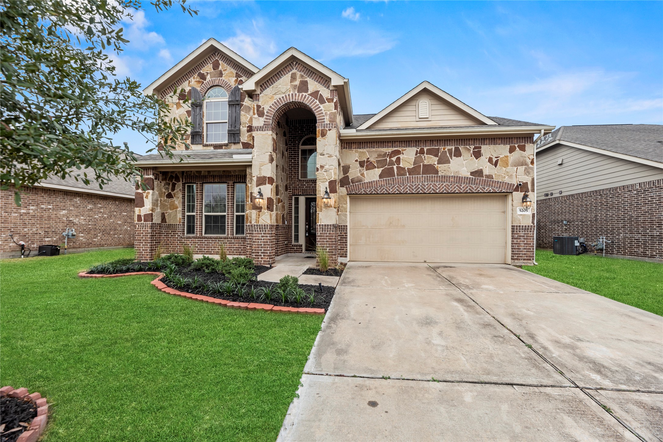 5205 Rainy Garden Court Rosharon, TX 77583 - Photo 39 of 43 a front view of a house with garden