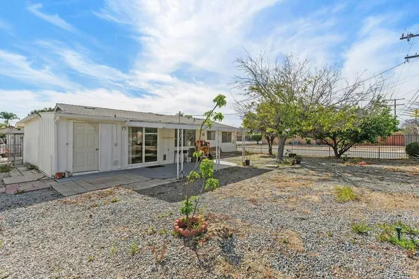 a view of a house with backyard