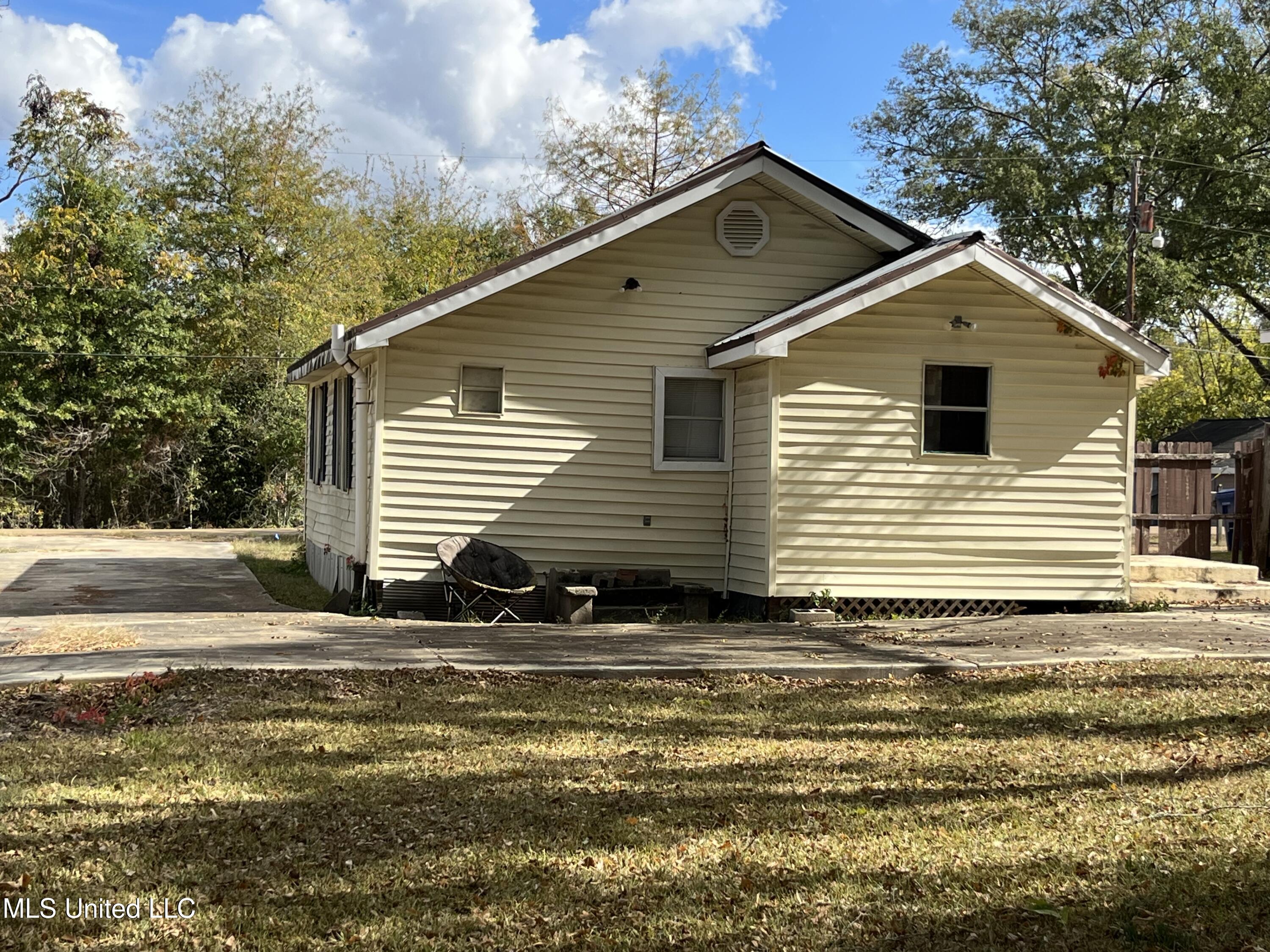222 Avalon Street Brookhaven, MS 39601 - Photo 2 of 8 IMG_4126