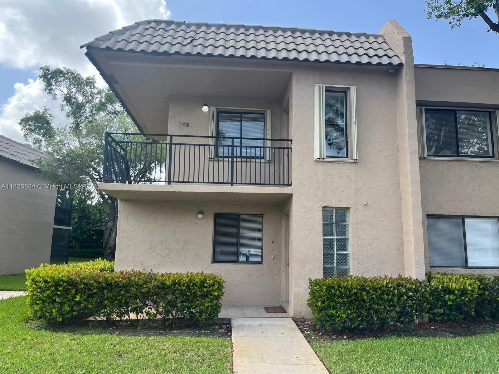 370 Racquet Club Road, Unit 101 Weston, FL 33326 - Photo 3 of 7 Gallery Image 3