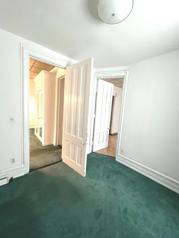 a view of entryway with livingroom