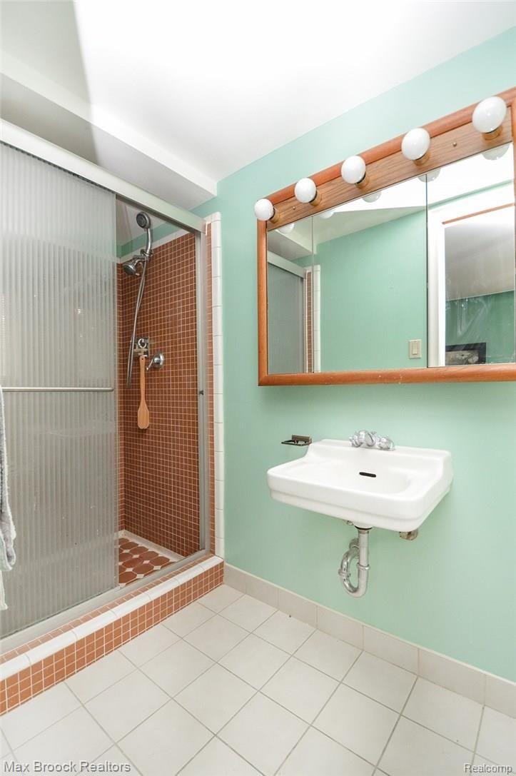 2180 West Avon Road Rochester, MI 48309 - Photo 16 of 23 Master Bath