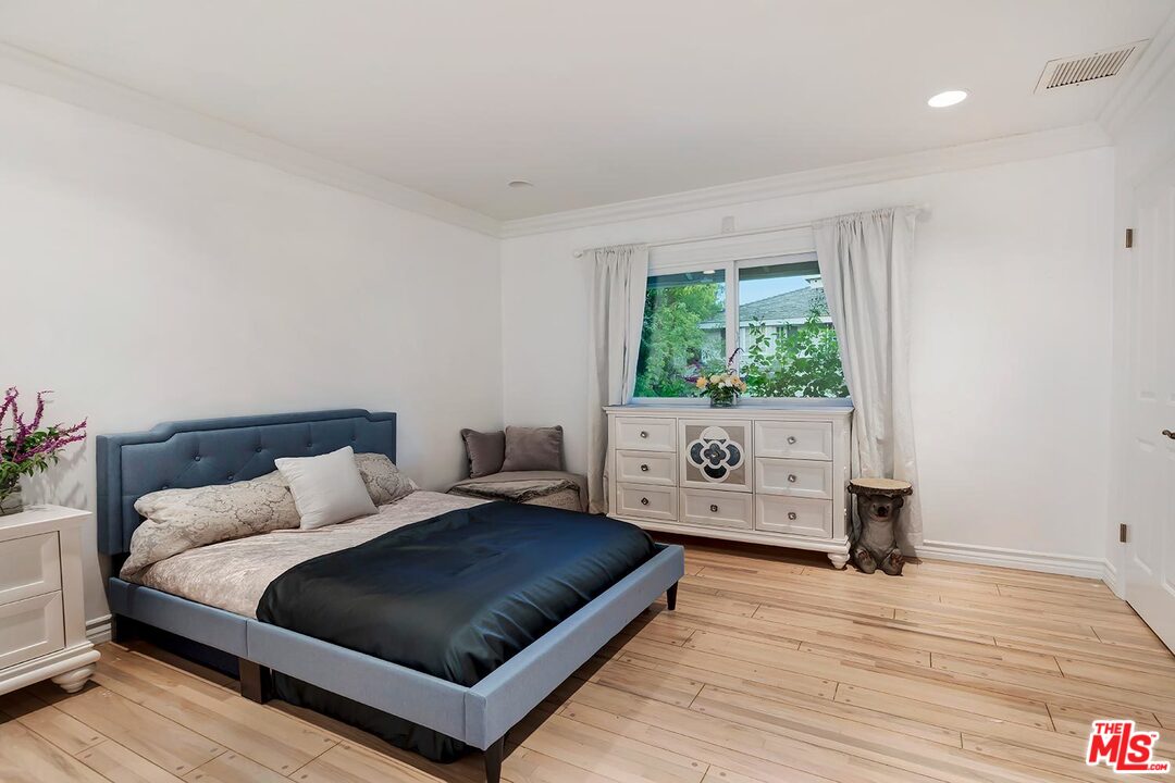 3389 Wrightview Place Studio City, CA 91604 - Photo 17 of 20 a bedroom with a bed and a window
