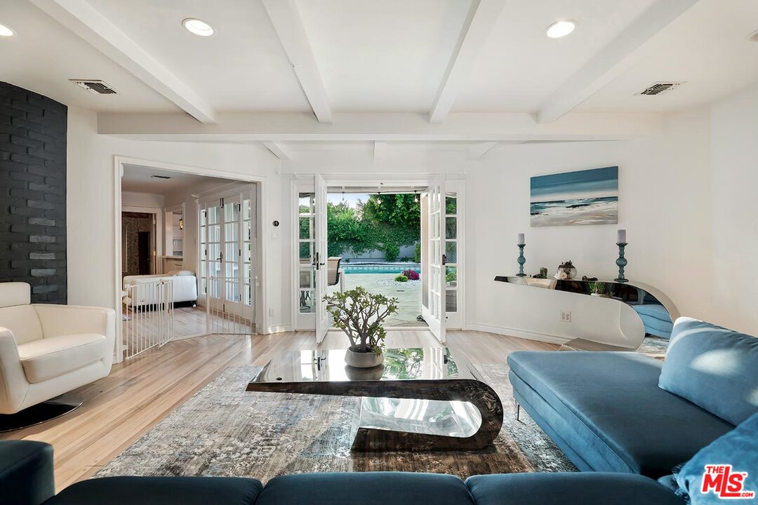 3389 Wrightview Place Studio City, CA 91604 - Photo 5 of 20 a living room with furniture
