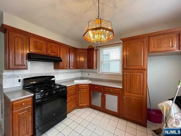 $1,850 | 41 Windsor Street, Unit 2, Kearny, NJ 07032