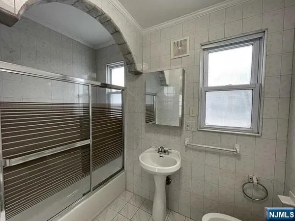 $1,850 | 41 Windsor Street, Unit 2, Kearny, NJ 07032