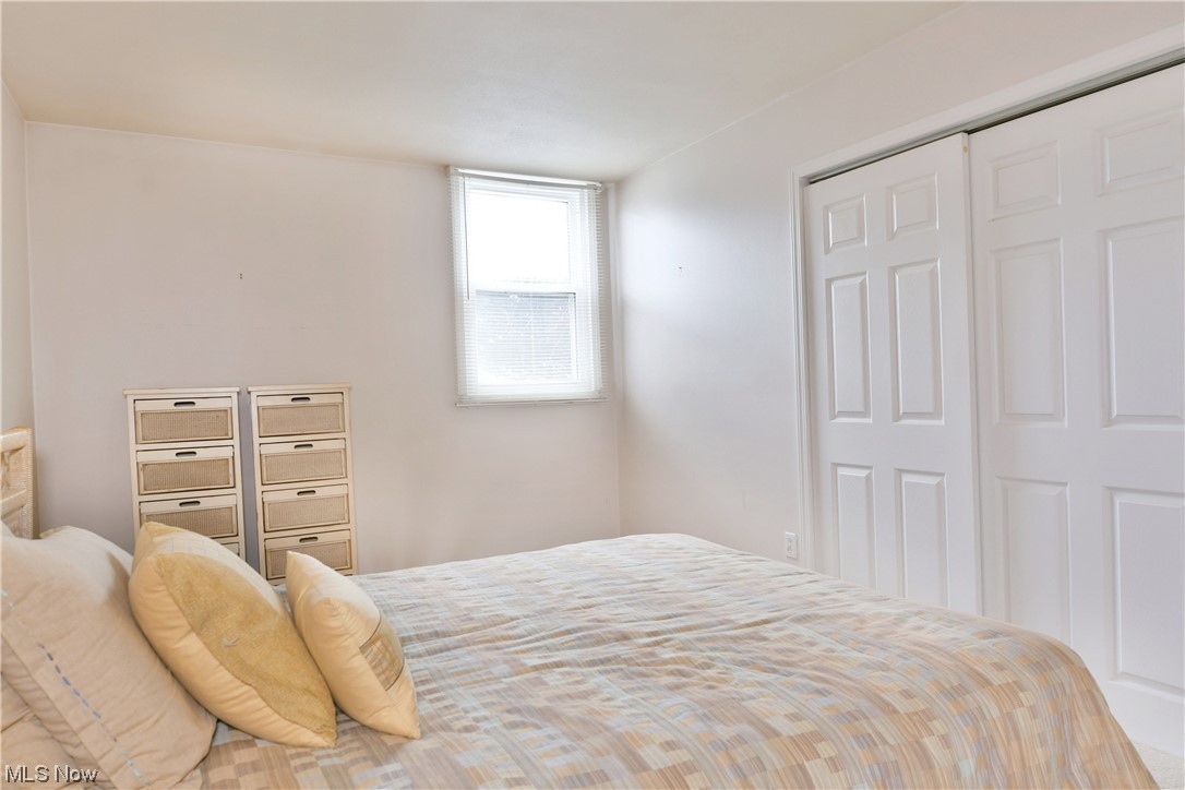 2980 North River Road Northeast, Unit E3 Warren, OH 44483 - Photo 26 of 27 Bedroom featuring a closet